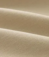Short color beige de sarga de algodón, con cintura elástica, lazo ajustable y bolsillos laterales. Corte holgado.