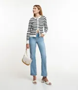 Pantalón de jean celeste, de corte recto cropped, con trabillas en la cintura, bolsillos y cierre por botón y cremallera.