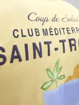 Musculosa oversize de algodón con cuello redondo y calce relajado. Presenta un diseño estampado en la espalda con motivos veraniegos y tipografía alusiva a Saint-Tropez.