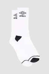 Pack de dos pares de medias blancas de media caña con detalles en negro en la puntera y el talón. Logotipo de Umbro en negro en la parte superior.