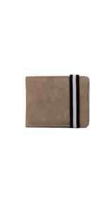 Billetera de cuero sintético color beige con textura granulada, presenta una banda elástica decorativa con rayas verticales en negro y blanco en el lateral.
