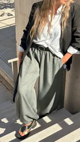 Pantalón tipo babucha de gabardina con diseño a cuadros, corte relajado y cintura elastizada.