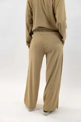 Pantalón negro de tejido acanalado, de corte amplio y tiro alto, con bolsillos laterales.