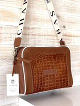 Correa de repuesto para cartera, de tela color beige con rayas blancas y negras. Incluye herrajes metálicos color bronce y apliques de cuero sintético color marrón.
