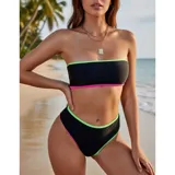 Bikini de dos piezas color negro con detalles en verde neón y fucsia. El top es tipo strapless (bandeau) y la bombacha es de tiro medio con corte clásico.
