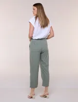 Pantalón crop de algodón y rayón, color beige, con pretina elástica con cordón de ajuste, bolsillos frontales aplicados y corte recto.