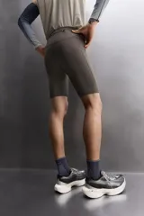 Mallas cortas de running confeccionadas en tejido técnico elástico, con cintura elástica ajustable mediante cordón interior y bajo con aplicación de silicona antideslizante. Presenta detalle de logo estampado en la pernera.