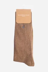 Medias largas BrookSfield color marrón con logo bordado de un pato en el tobillo. Tejido acanalado.