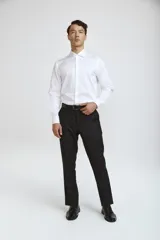 Camisa de vestir blanca de corte clásico, con cuello rígido, cierre frontal de botones y mangas largas con puños abotonados.