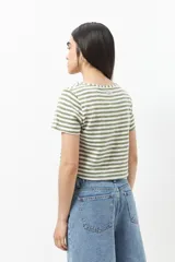 Remera corta a rayas horizontales azul marino y blanco, de manga corta y corte ajustado.