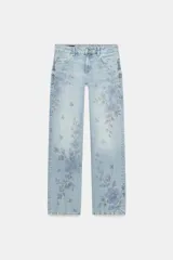 Jeans Z1975 de tiro medio y pernera recta con diseño de cinco bolsillos, cierre frontal con cremallera y botón, y delicado estampado floral en tonos azules.