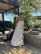 Vestido largo de jersey, color negro con rayas horizontales blancas, corte recto y tirantes finos.