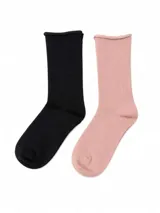 Pack de dos pares de medias de algodón, una en color negro y otra en color rosado, con diseño de caña media y borde superior enrollado.