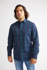 Camisa de hombre de corte slim, confeccionada en algodón. Presenta un diseño a cuadros en tonos azul marino y verde, con cuello clásico, cierre frontal abotonado y logo bordado en el pecho.