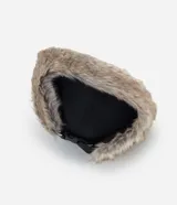 Gorra de estilo aviador con visera curva, confeccionada en poliéster negro. Presenta solapas laterales con forro de piel sintética para cubrir las orejas y ajuste trasero regulable.