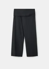 Pantalón de corte recto y tiro bajo con cintura rebatible en color gris oscuro.