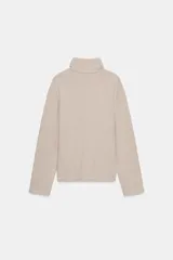 Top de cuello alto y manga larga, confeccionado en tejido de algodón gris melange. Presenta un diseño con frunces laterales ajustados mediante un aplique metálico decorativo.