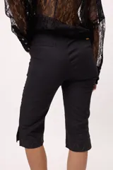 Pantalón capri color beige, de tiro alto y corte recto. Confeccionado en lino y algodón.