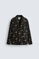 Blazer de hombre de corte relaxed fit confeccionado en tejido jacquard negro con estampado floral multicolor. Tiene cuello con solapas de muesca, manga larga con puños abotonados, bolsillo de vivo en el pecho, bolsillos de solapa en la cadera, bolsillo interior, abertura en el centro de la espalda y cierre frontal con botones.