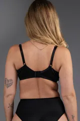 Soutien reductor con aro, de encaje rojo y negro. Breteles elásticos regulables y espalda reforzada con ganchos regulables.