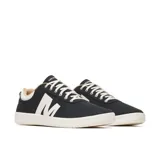 Championes Merrell modelo Cygnet Canvas para hombre, de lona negra con una gran "M" blanca en el lateral, suela de goma blanca y cordones blancos.