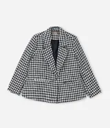 Blazer de sastrería confeccionado en tejido tweed con estampado pied de poule en blanco y negro. Presenta cuello con solapa, cierre frontal con un botón, mangas largas y bolsillos frontales con solapa.