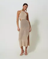 Vestido largo negro calado de malla con lunares brillantes, cuello halter, cortes en los laterales, aberturas laterales y forro.