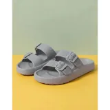 Sandalias chancletas de goma color beige con diseño texturizado en la suela, doble tira ajustable con hebillas y estilo slip-on.