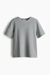 Camiseta gris melange de punto interlock pesado, con cuello redondo ribeteado en canalé, mangas cortas y bajo recto.