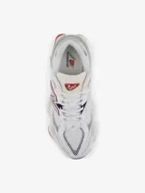 Championes New Balance modelo 9060, con diseño vanguardista inspirado en la estética Y2K. Presenta una combinación de malla y gamuza en tonos blancos y crema, con detalles en rojo y azul marino. Incluye el logo N característico en los laterales y una mediasuela robusta con tecnología de amortiguación ABZORB y SBS.