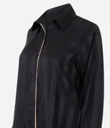 Pijama largo Lov de dos piezas confeccionado en satén negro con rayas sutiles y detalles de vivo en contraste. Consta de una camisa de manga larga con cuello y solapa, abotonado frontal, y un pantalón de calce amplio con cintura elastizada.