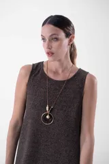 Vestido corto de lurex marrón con destellos dorados, sin mangas y silueta evasé.