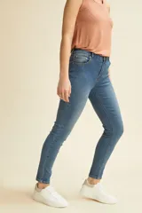 Pantalón jean chupín de tiro alto, color azul, con diseño clásico de cinco bolsillos y cierre frontal con botón y cremallera.