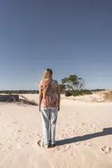 Chaleco bordado a mano con flores y mostacillas al estilo hindú.