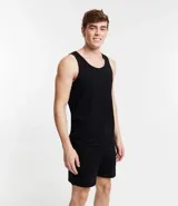 Musculosa deportiva básica de hombre, color negro liso, con escote redondo y sisas amplias.