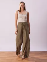 Pantalón wide leg color oliva con cintura elastizada y cordón ajustable.