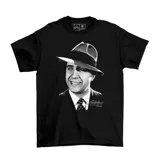 Remera negra de algodón con estampa frontal en blanco y negro de Carlos Gardel con sombrero y traje.