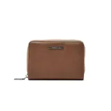 Billetera Korium de formato rectangular con cierre perimetral, confeccionada en material sintético color tostado, con placa metálica decorativa con el logo de la marca en el frente.