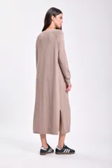 Vestido largo color beige de tejido de punto, con mangas largas y corte recto.