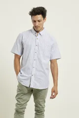 Camisa de manga corta a rayas verticales azules y blancas, con cuello abotonado y cierre frontal con botones marrones.