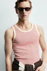 Camiseta sin mangas de corte regular, confeccionada en tejido de algodón con elasticidad. Presenta un diseño de rayas horizontales finas, cuello redondo y acabados en vivo doble.