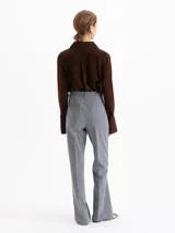 Pantalon de corte recto confeccionado en twill, con bolsillos diagonales en el frente y bolsillos ojal en la parte trasera. Presenta un detalle de pasador metálico en una de las presillas de la cintura.