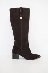 Bota bucanera de cuero color marrón oscuro, con taco cuadrado de 6 cm y punta fina con detalle metálico. Presenta una tira vertical decorativa con tachas metálicas en la parte superior de la caña.