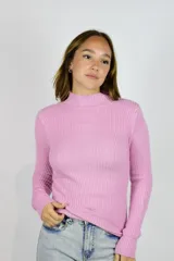 Polera de tejido acanalado color azul, de corte ajustado con cuello alto y mangas largas.