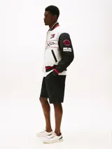 Bermuda negra de tejido ripstop de mezcla de nailon y poliéster, con logo tonal de la colección APXGP bordado en el lateral y el bajo.