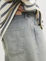 Jean celeste de corte relajado y estilo urbano, con tiro alto y cinco bolsillos. El fit baggy ofrece amplitud en muslos, rodillas y botamanga. Acabado stonewash que le da un aspecto desgastado y vintage.