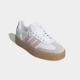 Championes Adidas modelo Sambae, con exterior de cuero blanco, detalles en rosado en las tres tiras laterales y suela de plataforma de caucho color caramelo.