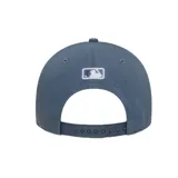Gorra New Era 9Forty color azul con logo de los New York Yankees bordado en blanco en el frente y logo de New Era bordado en blanco en el lateral.