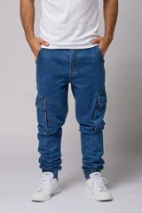 Pantalón jean de corte jogger con bolsillos cargo laterales y puños elásticos en los tobillos.