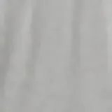 Chomba gris de piqué de algodón orgánico, corte recto, cuello con solapa y logo bordado en el pecho.